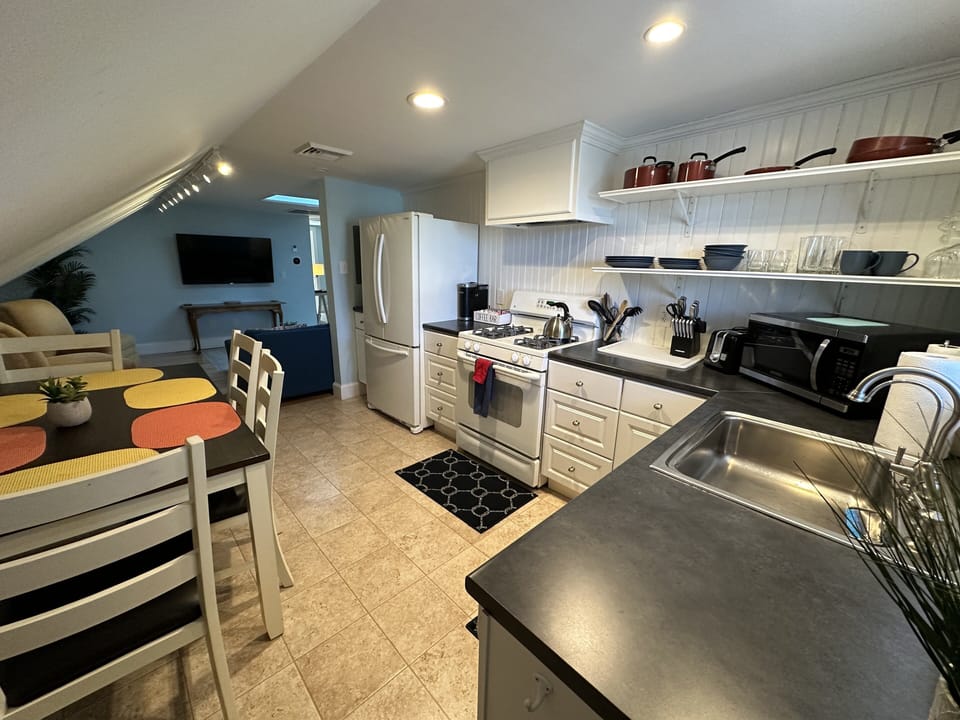 Apartment, 2 Bedrooms | Private kitchen | Fridge, oven, coffee/tea maker, toaster