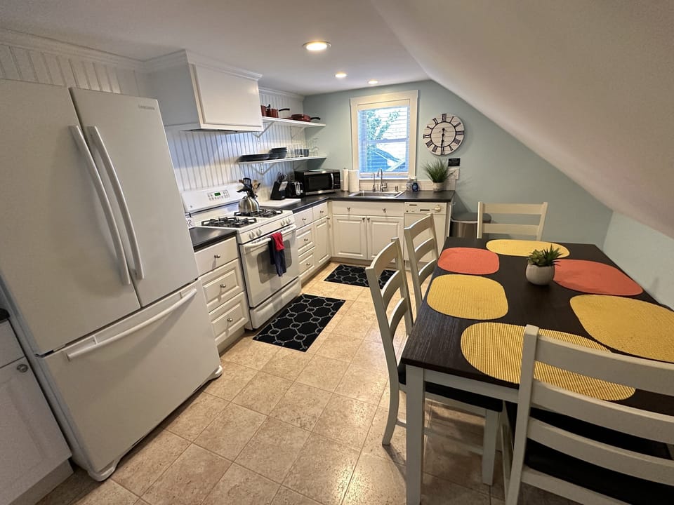 Apartment, 2 Bedrooms | Private kitchen | Fridge, oven, coffee/tea maker, toaster