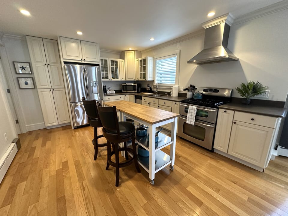 Apartment, 2 Bedrooms | Private kitchen | Fridge, oven, coffee/tea maker, toaster