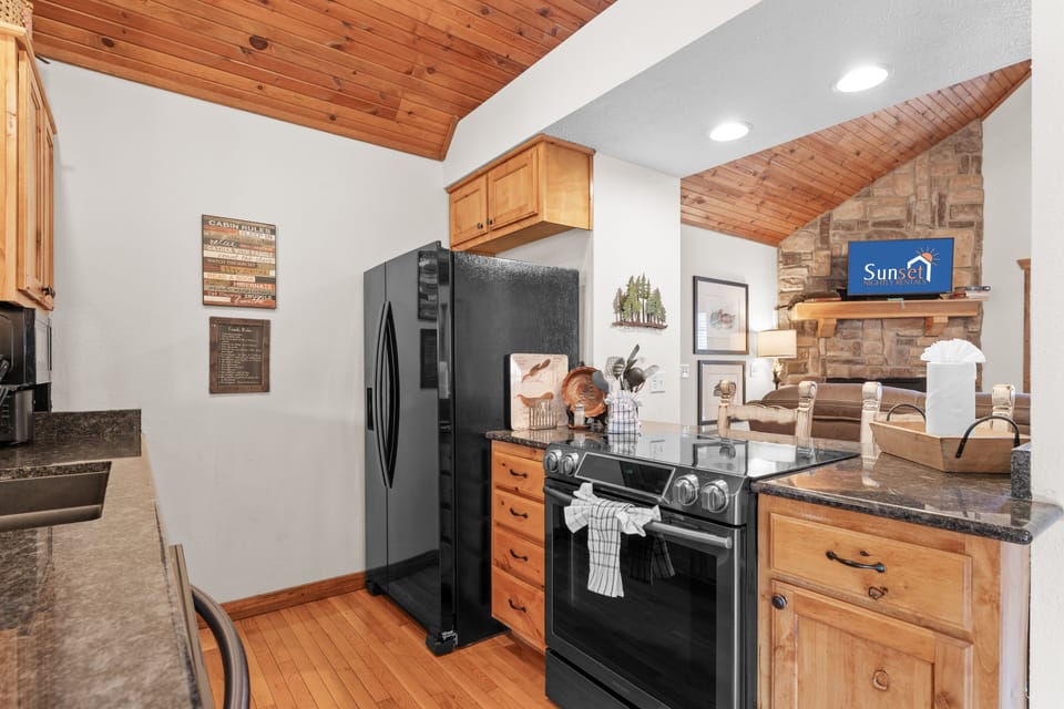 Cabin, 2 Bedrooms | Private kitchen | Fridge, oven, coffee/tea maker