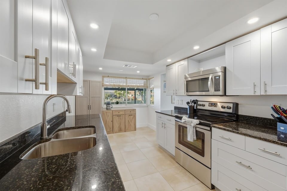 House, 3 Bedrooms | Private kitchen | Fridge, oven, coffee/tea maker, toaster