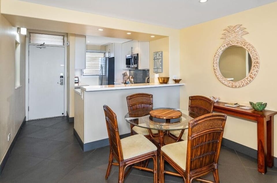 Condo, 2 Bedrooms | Dining