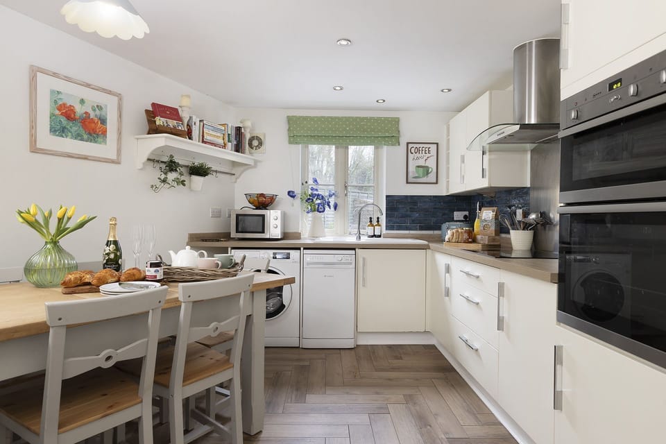 Appledore Cottage Kitchen/Diner - StayCotswold