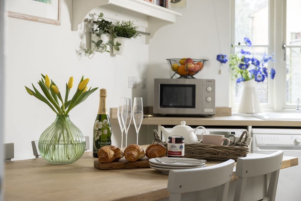 Appledore Cottage Kitchen/Diner - StayCotswold