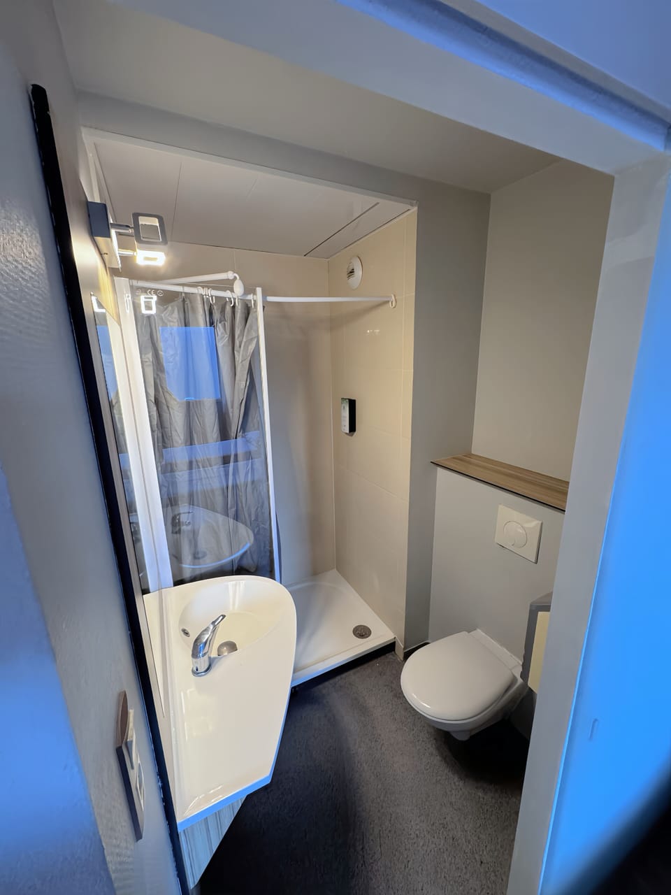 Classic Twin Room | Bathroom | Shower, towels, soap, shampoo