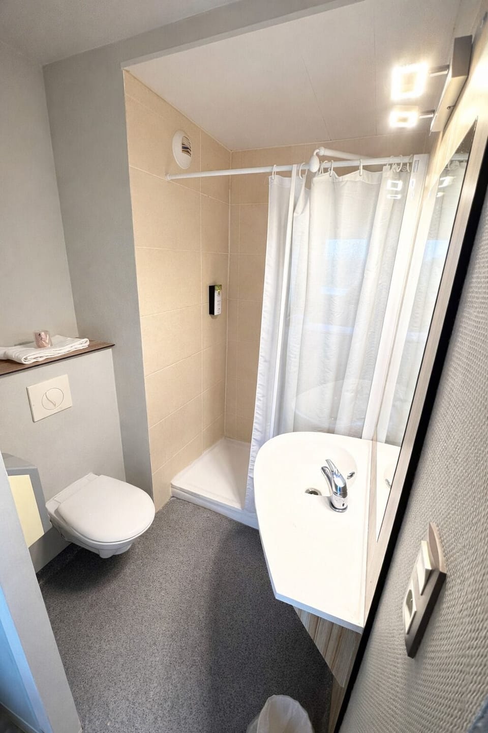 Classic Double Room | Bathroom | Shower, towels, soap, shampoo