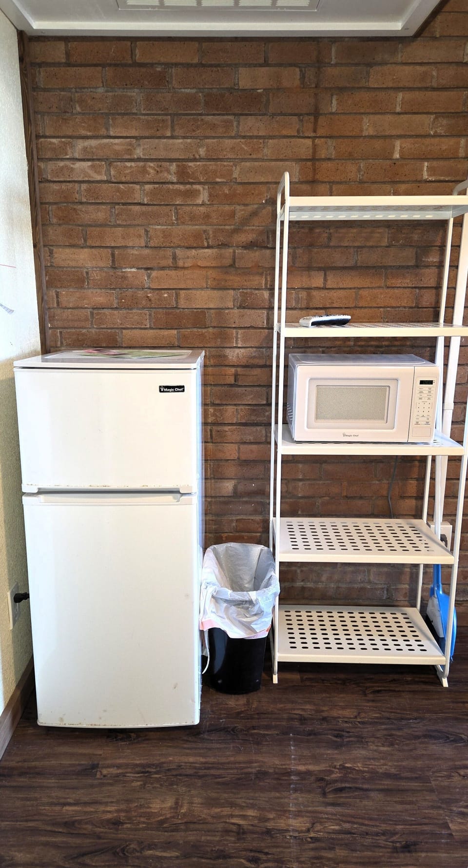 There is a bakers rack for additional storage