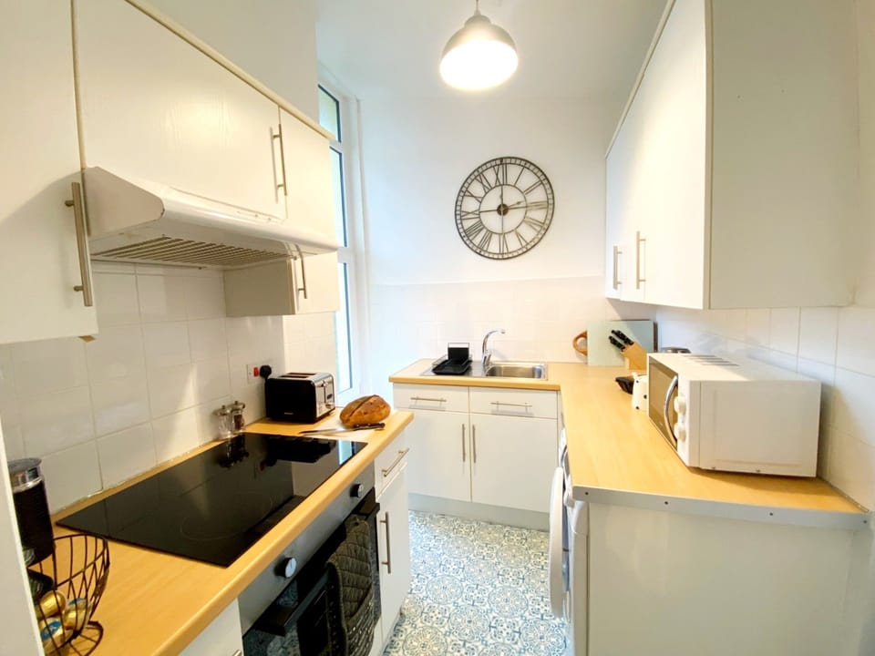 Well equipped kitchen im Apartment 2A Redcliffe, Torquay