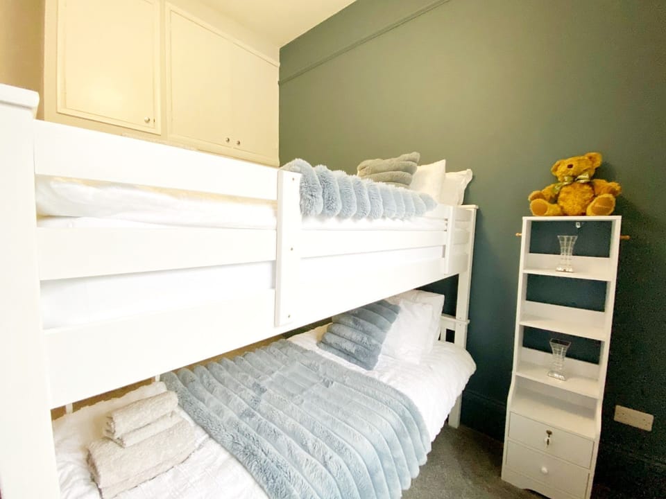 Redcliffe Apartment B - Second bedroom with bunk beds.