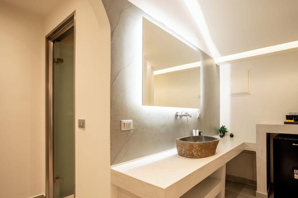 Honeymoon Suite | Bathroom | Shower, hair dryer, slippers, towels