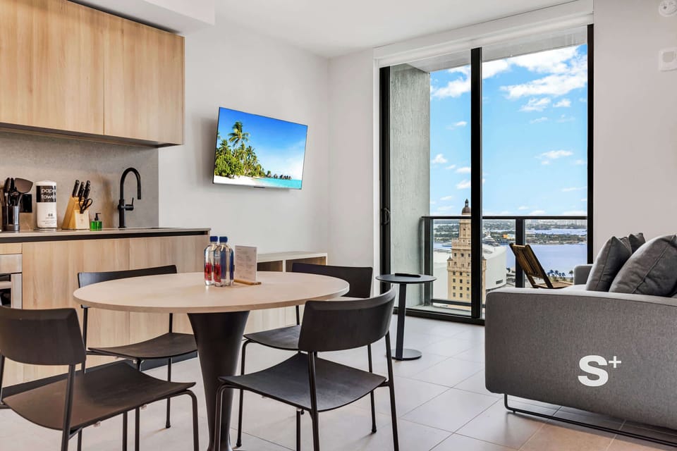 Fully equipped kitchen with dedicated dining area
