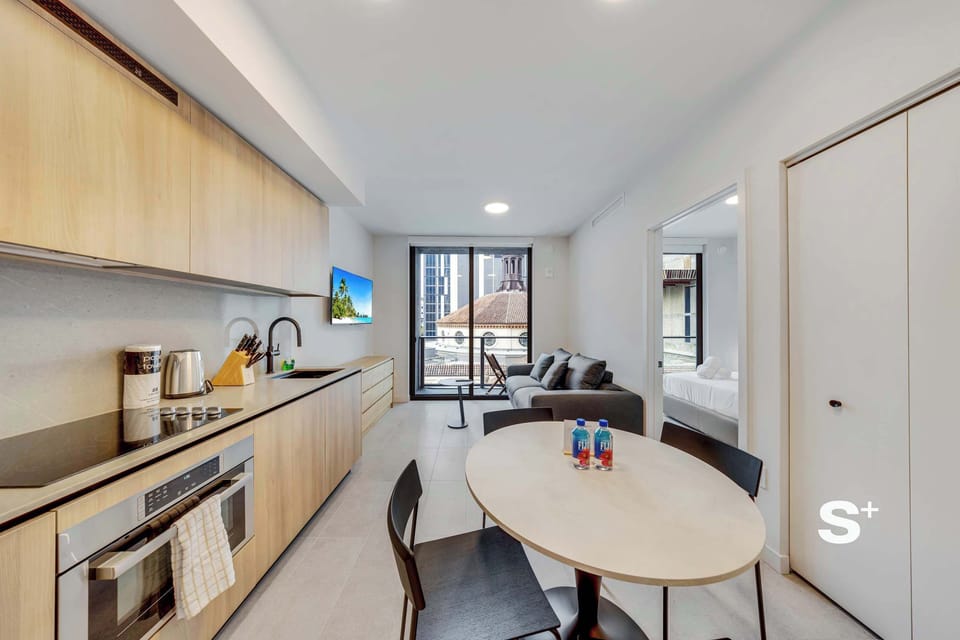 Fully equipped kitchen with dedicated dining area