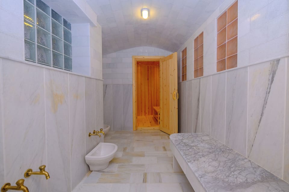 Sauna, steam room