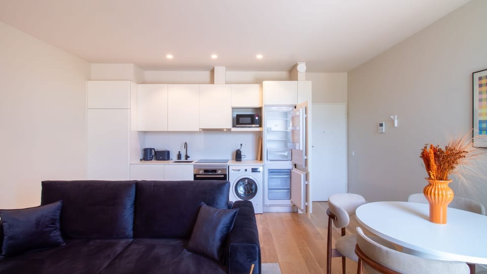 Full-service kitchen with dining and lounge areas—perfect for long stays or relaxed nights in.
#HomeAwayFromHome #EquippedKitchen #PortoApartment #LovelyStay