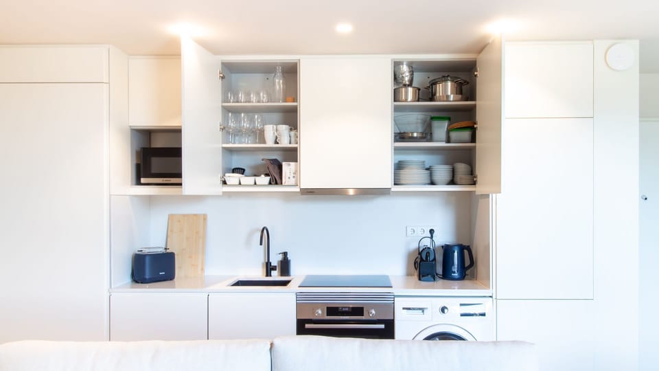 Fully equipped kitchen with sleek cabinetry and open shelving—stylish, functional, and ready for home-cooked meals.
#EquippedKitchen #DesignFunction #UrbanLiving #PortoStay