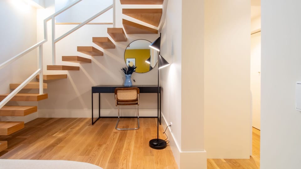 Smart use of space: under-stair reading nook and desk area ideal for remote work or quiet moments.
#WorkFromAnywhere #StylishStays #PortoDesign #ShortTermRental
