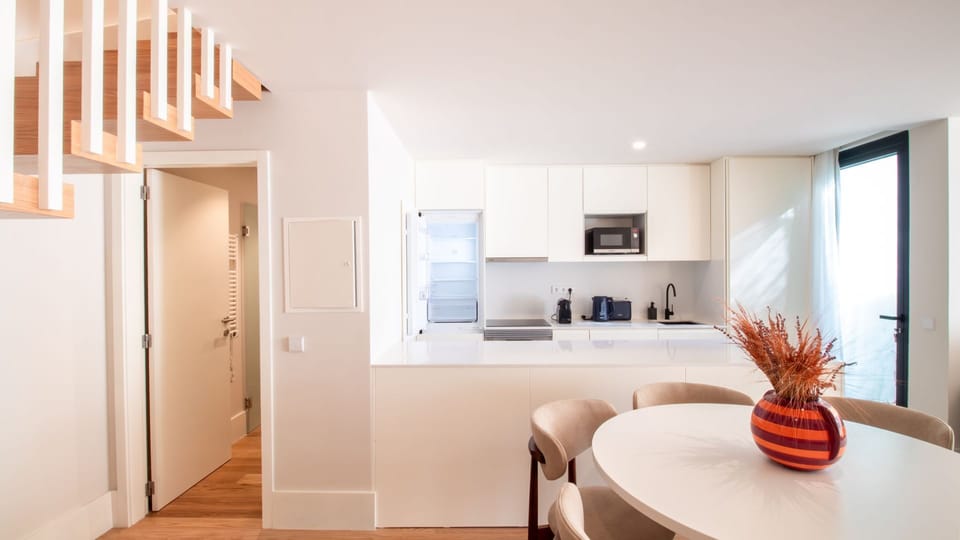 Sleek open-plan kitchen and dining area with modern appliances and designer finishes, perfect for home-style meals.
#ModernKitchen #DiningInStyle #LovelyStayPorto #ShortTermRental