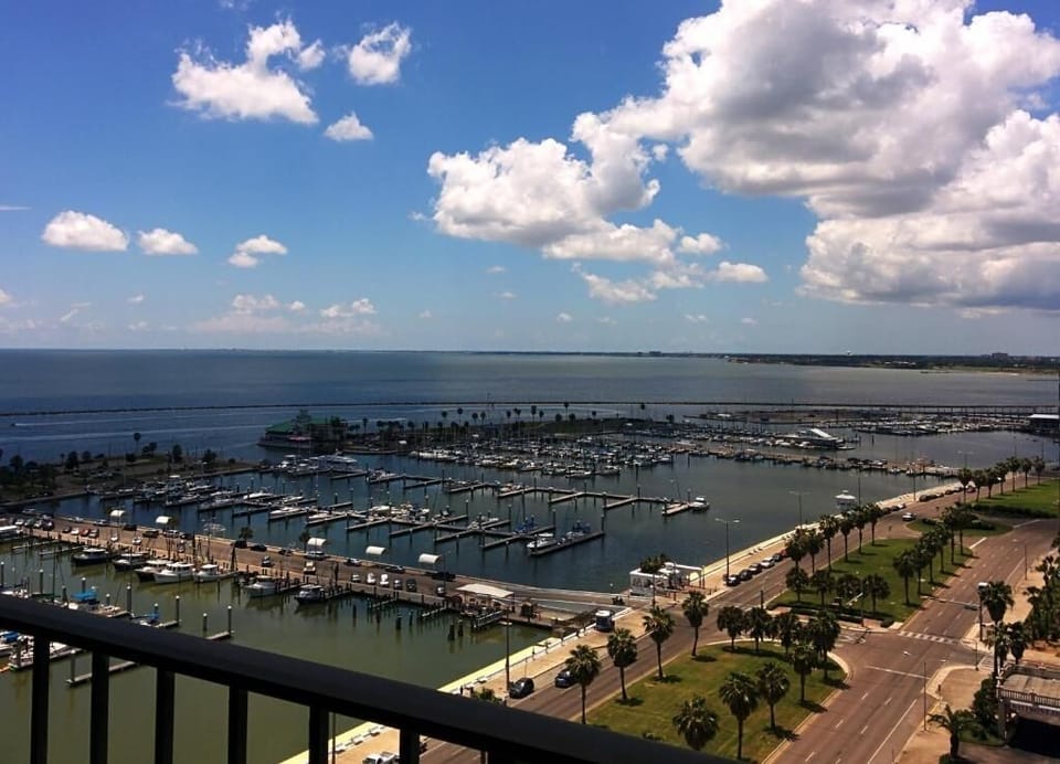 Step outside and unwind over panoramic marina and bay views.