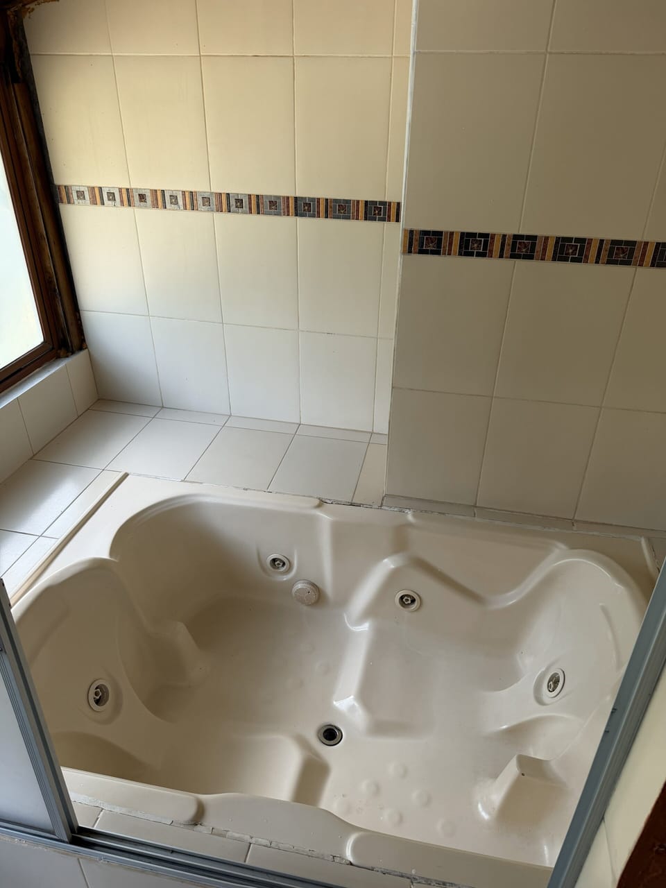 Deluxe Suite, Hot Tub | Bathroom | Jetted tub, towels, soap, shampoo