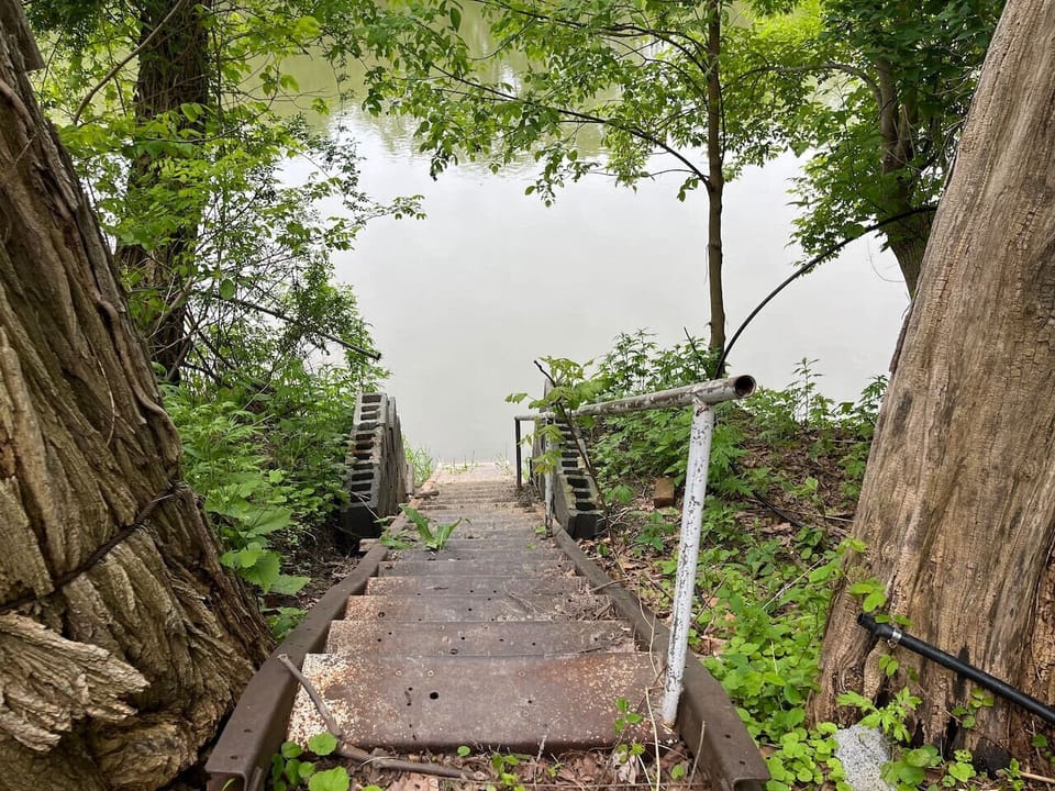 Stairs to the river for easy access.