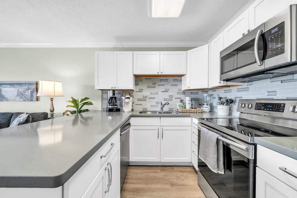 You have everything you need in this spacious and modern kitchen to cook complete meals or warm-up leftovers from the restaurant.