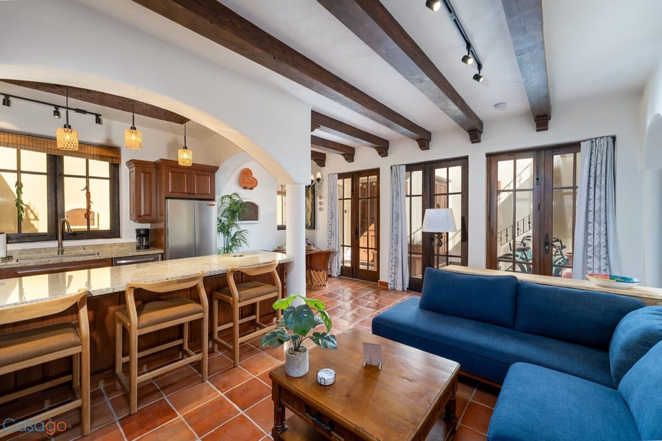 Living room, Kitchen, Dinning Room.
Smart TV, AC.