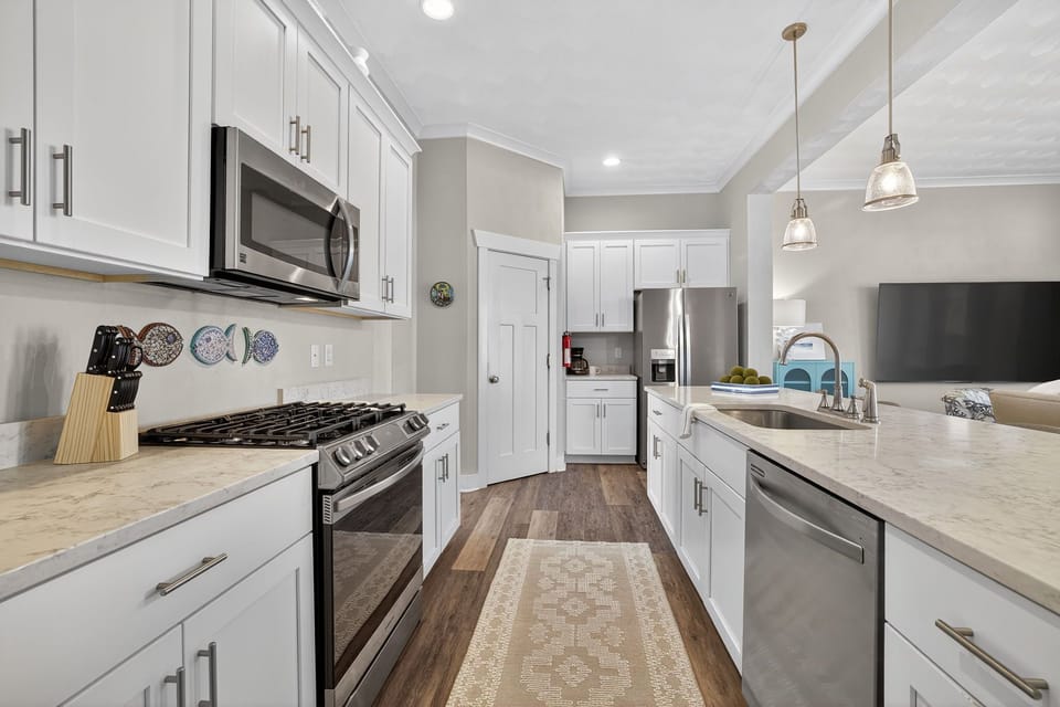 Open concept, fully stocked kitchen