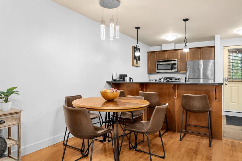Create memorable meals and bring your friends or family together with our well-equipped kitchen and dining space.