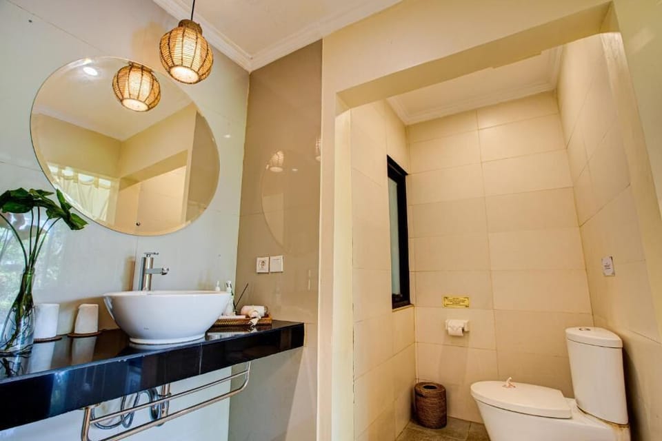 Deluxe Double or Twin Room, Garden View | Bathroom | Shower, free toiletries, hair dryer, towels