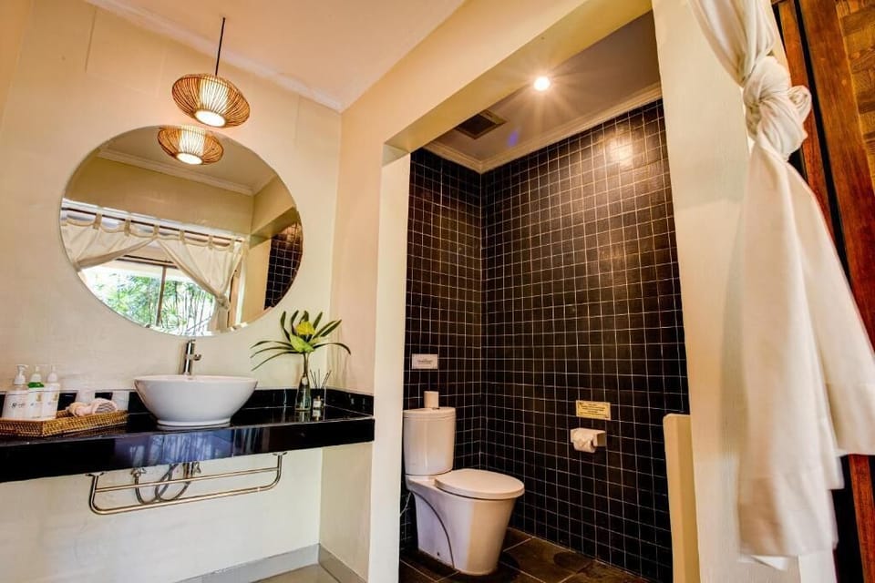 Deluxe Double or Twin Room, Garden View | Bathroom | Shower, free toiletries, hair dryer, towels