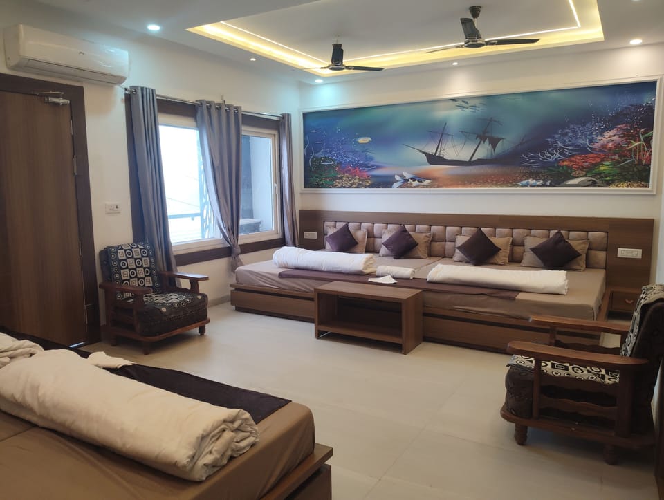Deluxe Room, City View | Laptop workspace