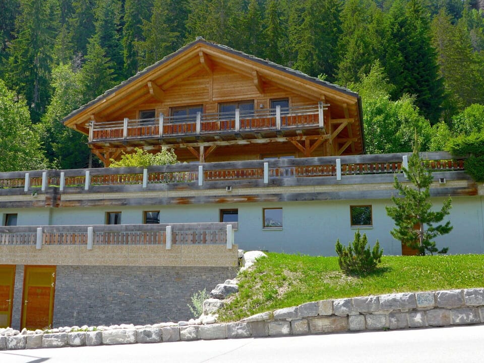Building, Plant, Window, House, Tree, Land Lot, Wood, Cottage, Slope, Roof