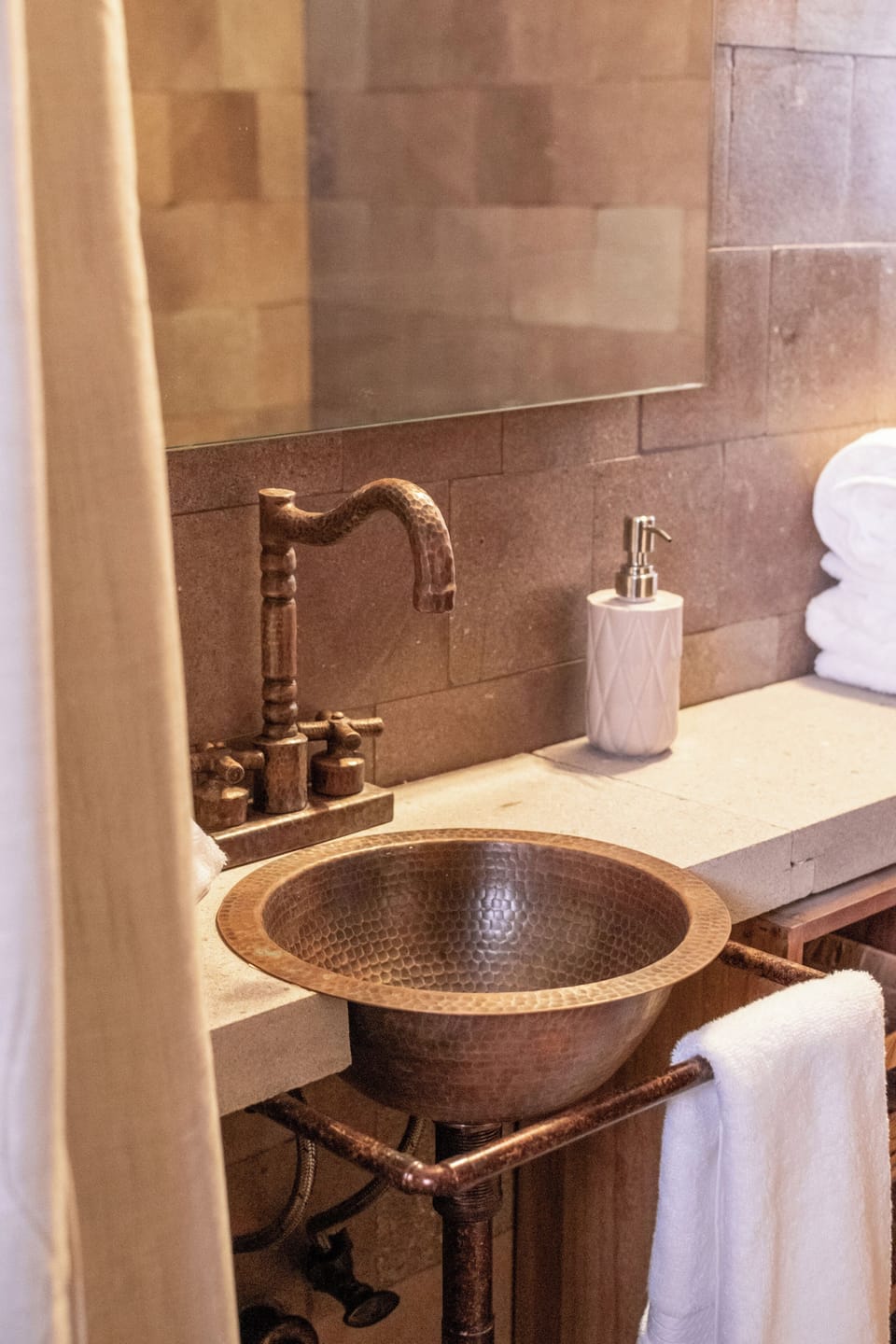 Comfort Suite, City View | Bathroom | Hair dryer, towels, soap, shampoo