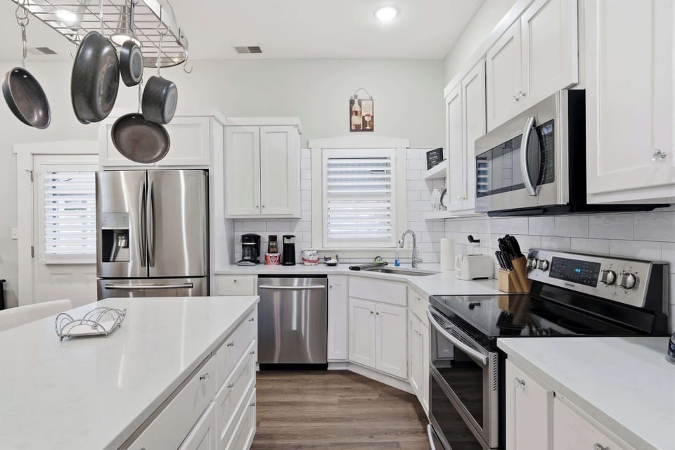 Kitchen: Bright and functional kitchen with everything you need to cook comfortably.