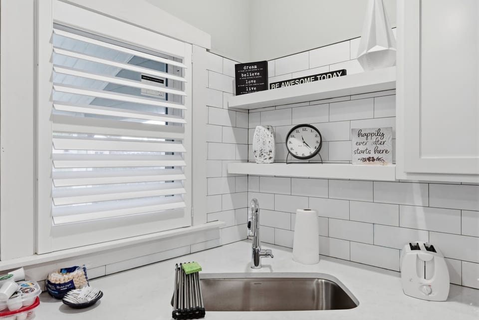 Kitchen: Bright and functional kitchen with everything you need to cook comfortably.