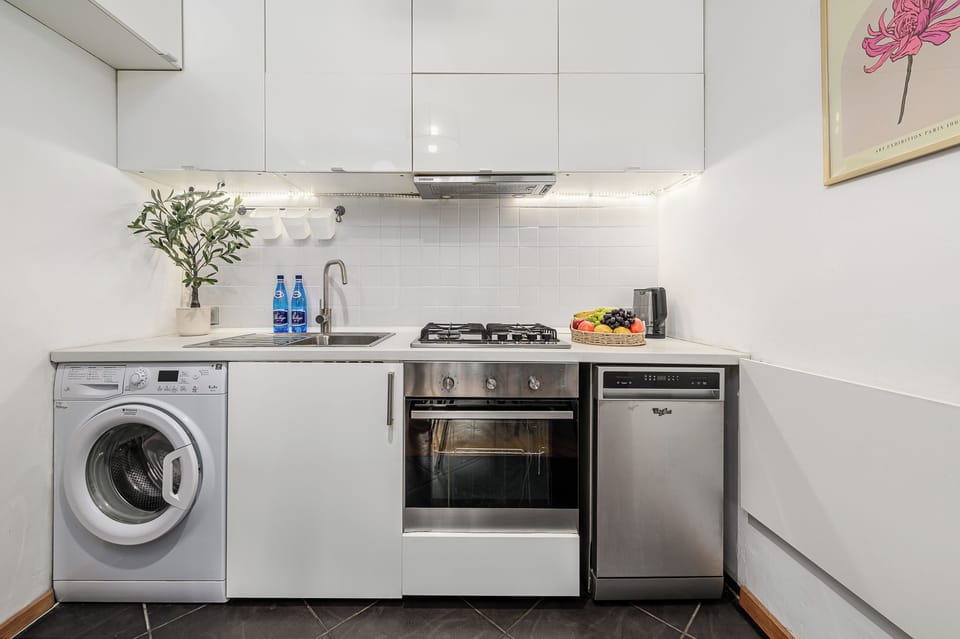 Deluxe Apartment, Non Smoking | Private kitchen | Electric kettle, dining tables