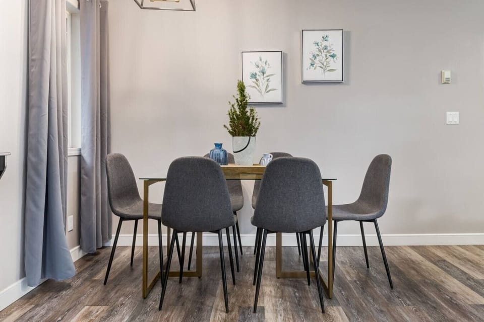 Open dining seats 6.