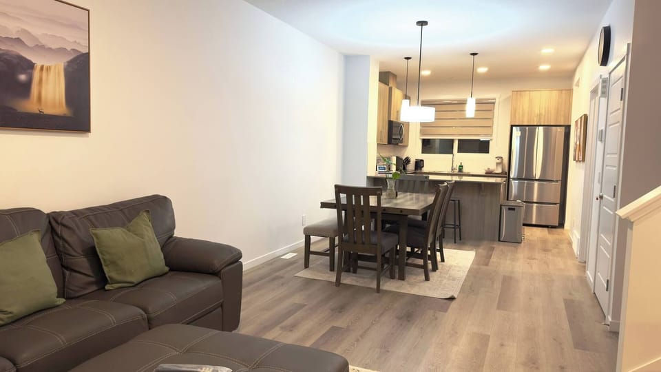 House, 3 Bedrooms, Smoking, City View | Dining room