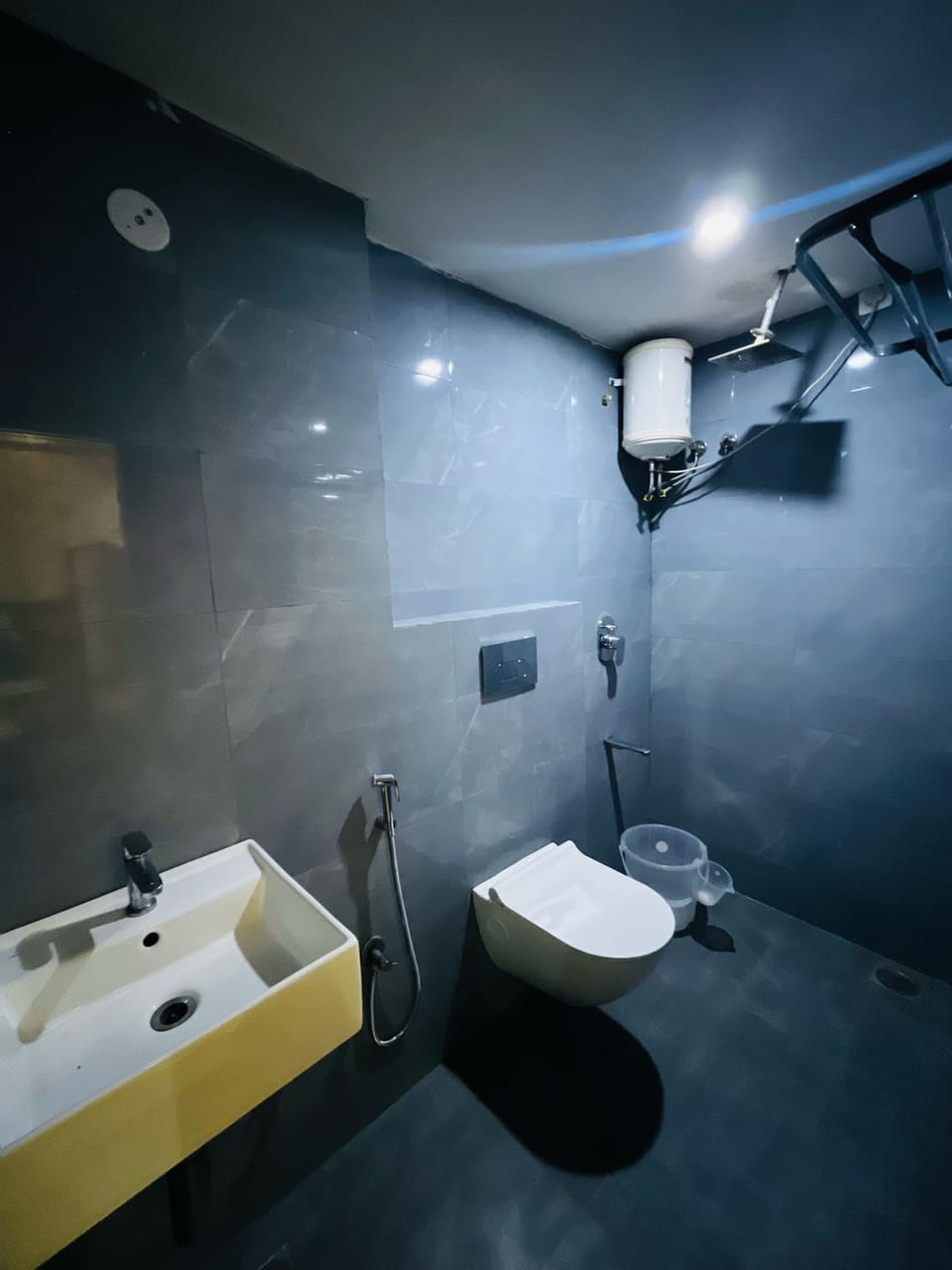 Shower, free toiletries, towels
