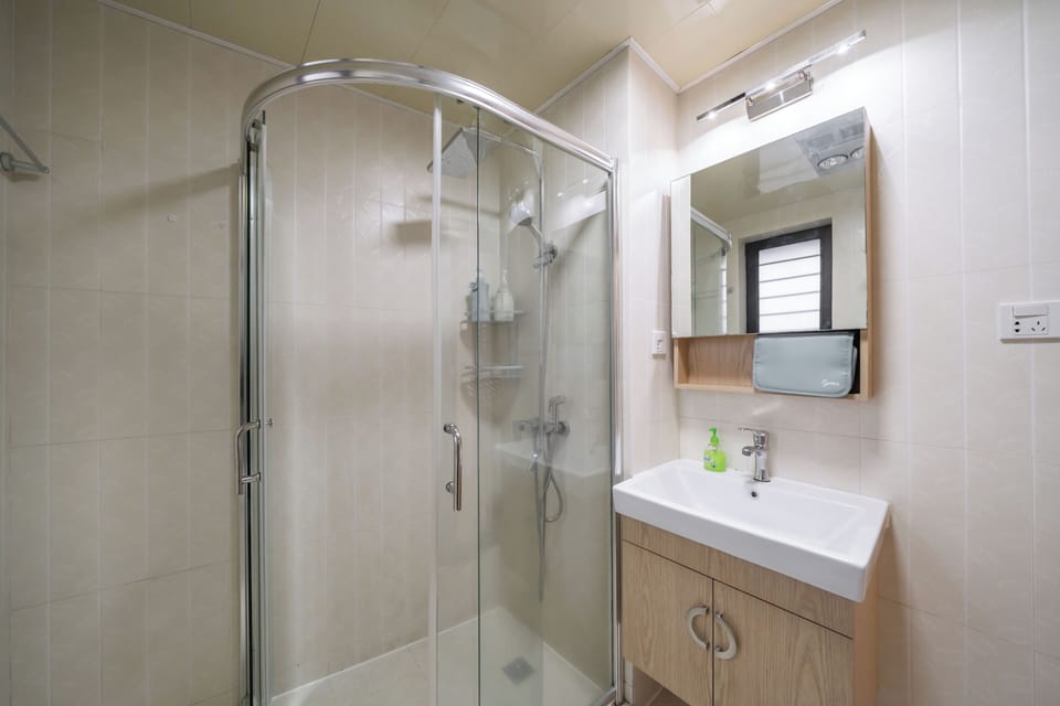 Superior Double Room, 1 Queen Bed, Non Smoking, City View | Bathroom | Free toiletries, hair dryer, slippers, towels