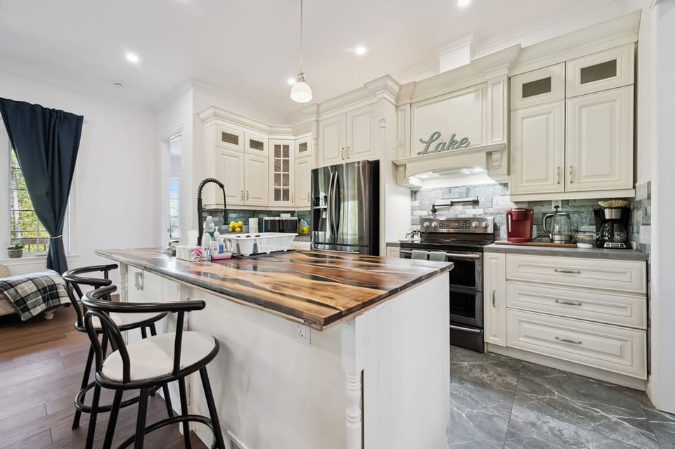 Fully equipped kitchen with large island, ideal for preparing meals and entertaining