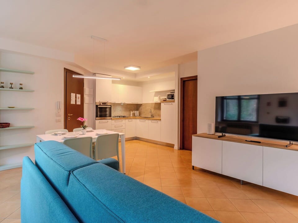 Interior Design, Flooring, Furniture, Floor, Wood, Ceiling, Room, Lighting, Apartment, Home