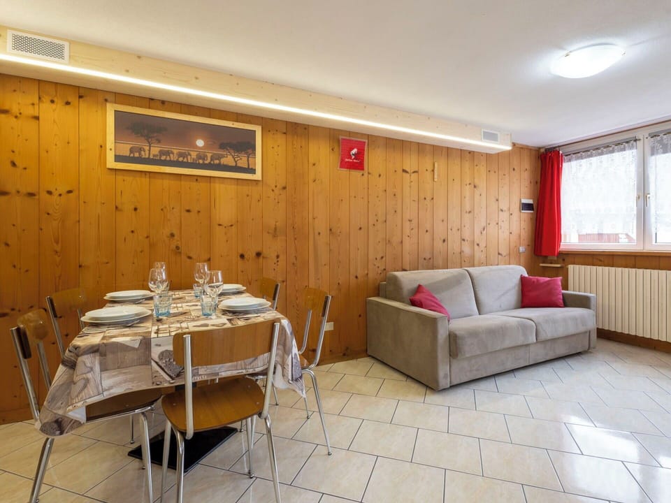 Wood, Flooring, Floor, Interior Design, Ceiling, Room, Apartment, Wood Stain, Hardwood, Wood Flooring