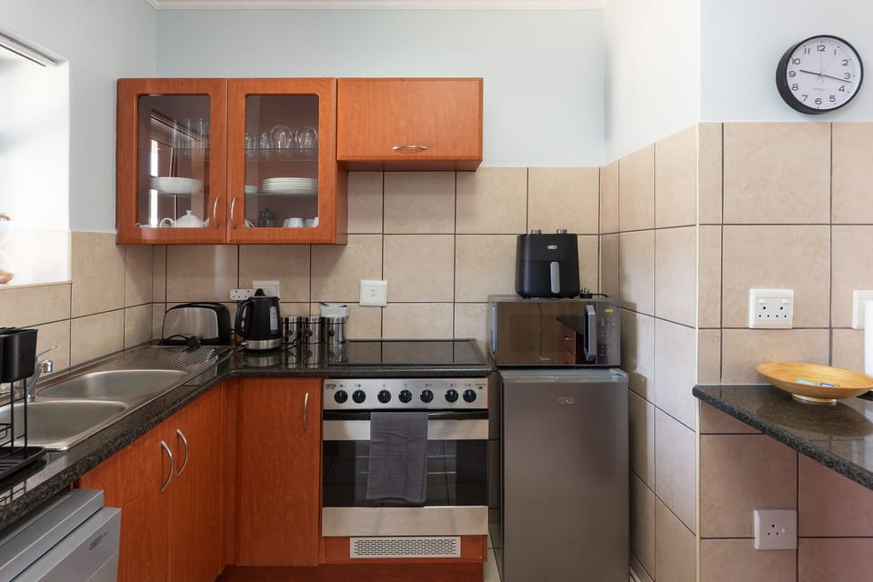 Family Apartment, 2 Bedrooms, Patio, Garden View | Private kitchen