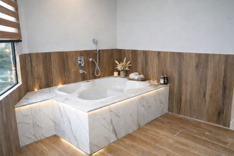 Presidential AC Suite With Balcony and Bathtub | Bathroom | Shower, free toiletries, bidet, towels