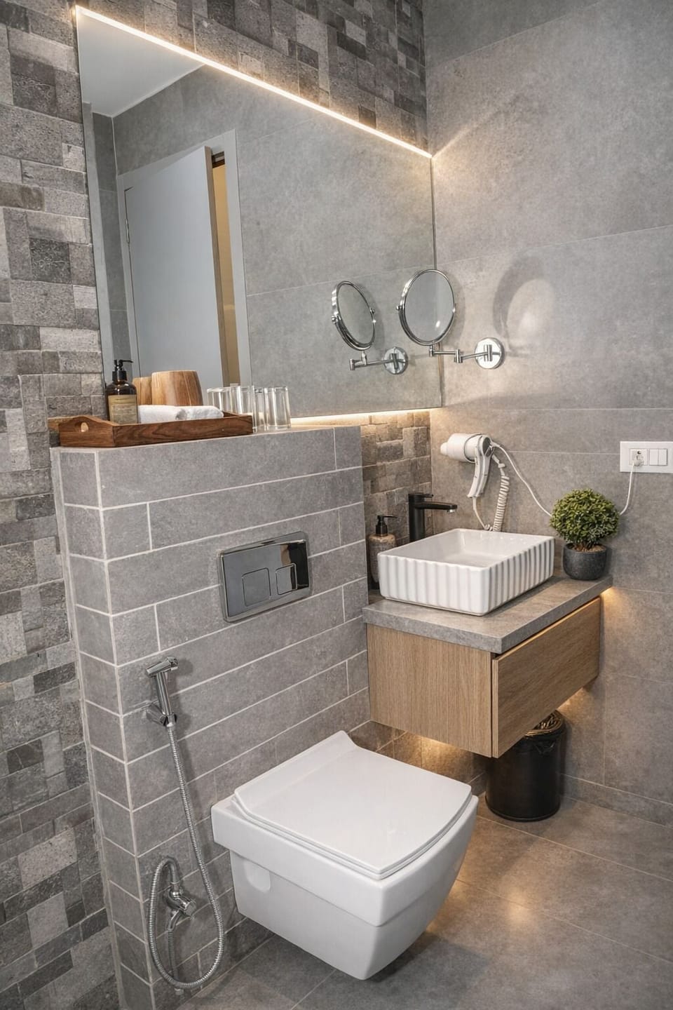 Presidential AC Suite With Balcony and Bathtub | Bathroom | Shower, free toiletries, bidet, towels