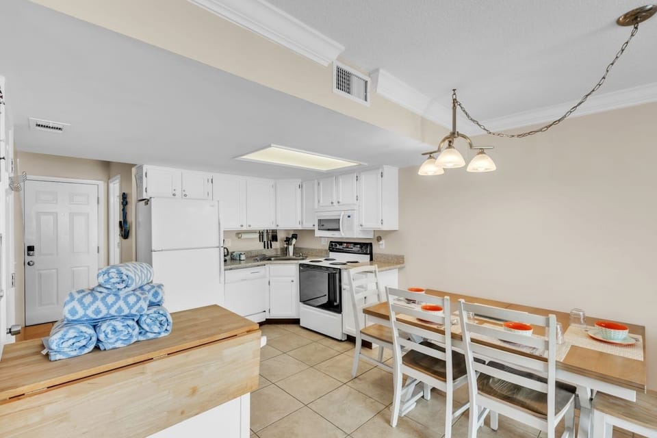 House, 2 Bedrooms | Private kitchen | Coffee/tea maker, fridge, oven, toaster