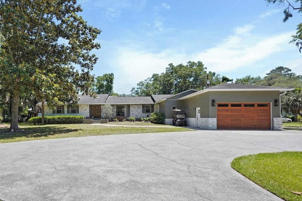 Ranch-style home on spacious Wilmington Island lot. Your private studio is attached to this well-maintained property, set among mature oak trees in a quiet residential neighborhood between Tybee Beach and Downtown Savannah.