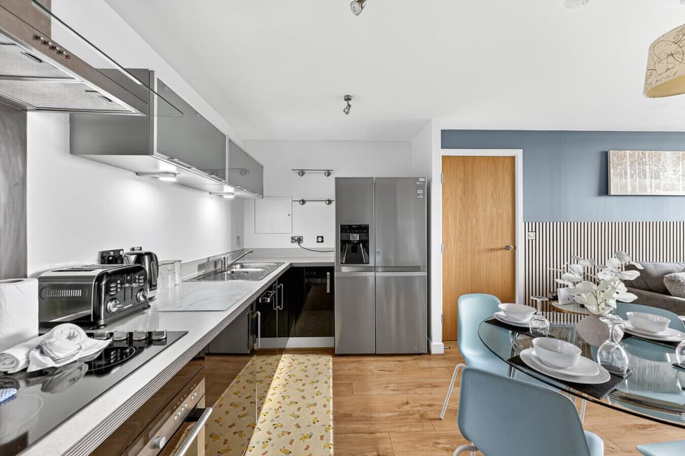 A fully equipped kitchen with everything you need to prepare and enjoy a home cooked meal