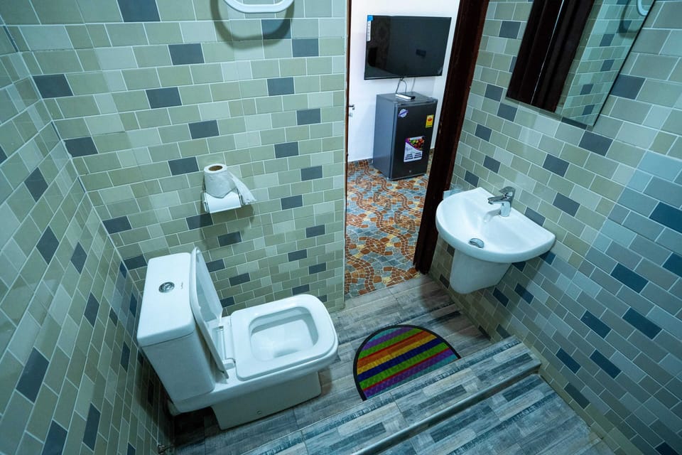 Bathroom | Free toiletries, towels, soap, toilet paper